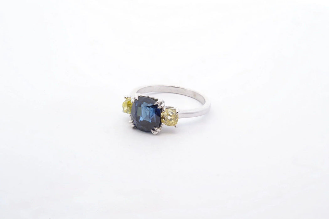 Bague Platine Saphir Diamants jaunes