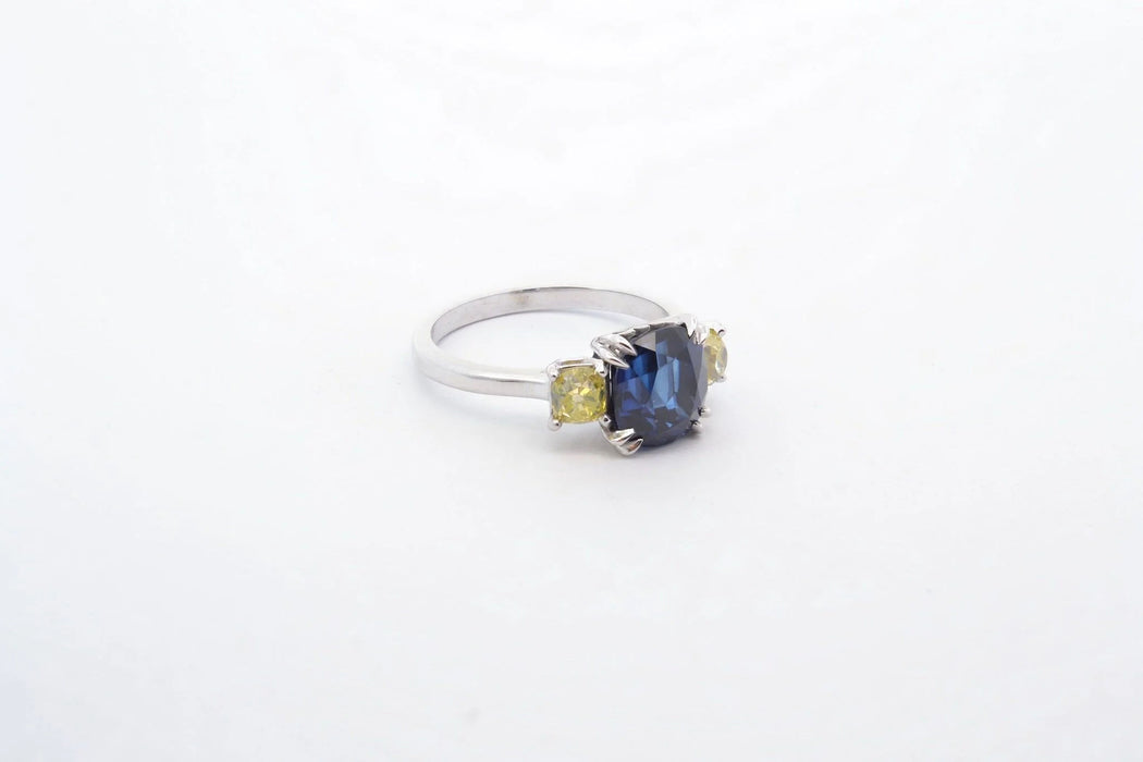 Bague Platine Saphir Diamants jaunes