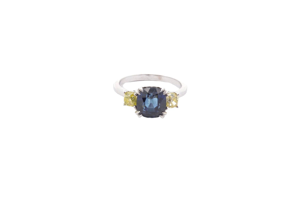 Bague Platine Saphir Diamants jaunes