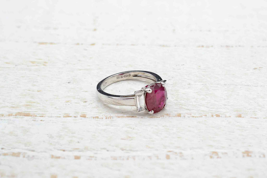Jolie bague rubis et diamants en or blanc 18k