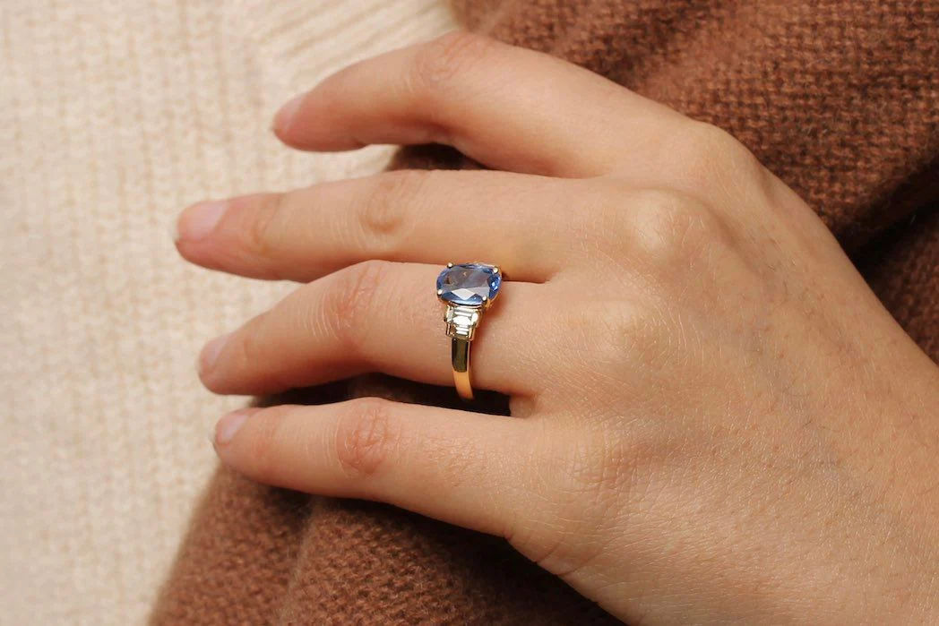 Bague Or jaune Saphir ovale Diamants