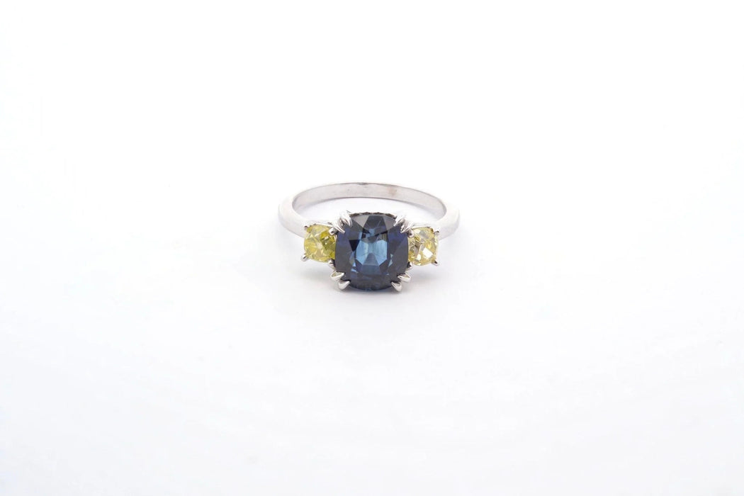 Bague Platine Saphir Diamants jaunes