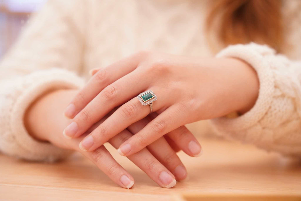 Bague rectangle Or jaune Platine Emeraude Diamants