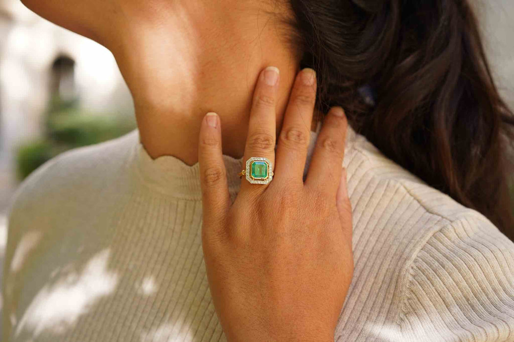 Bague hexagonale Or jaune Platine Emeraude Diamants