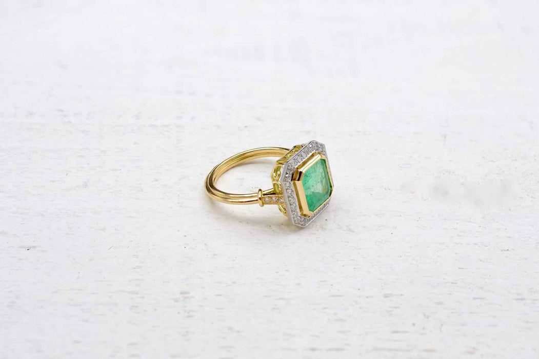 Bague hexagonale Or jaune Platine Emeraude Diamants