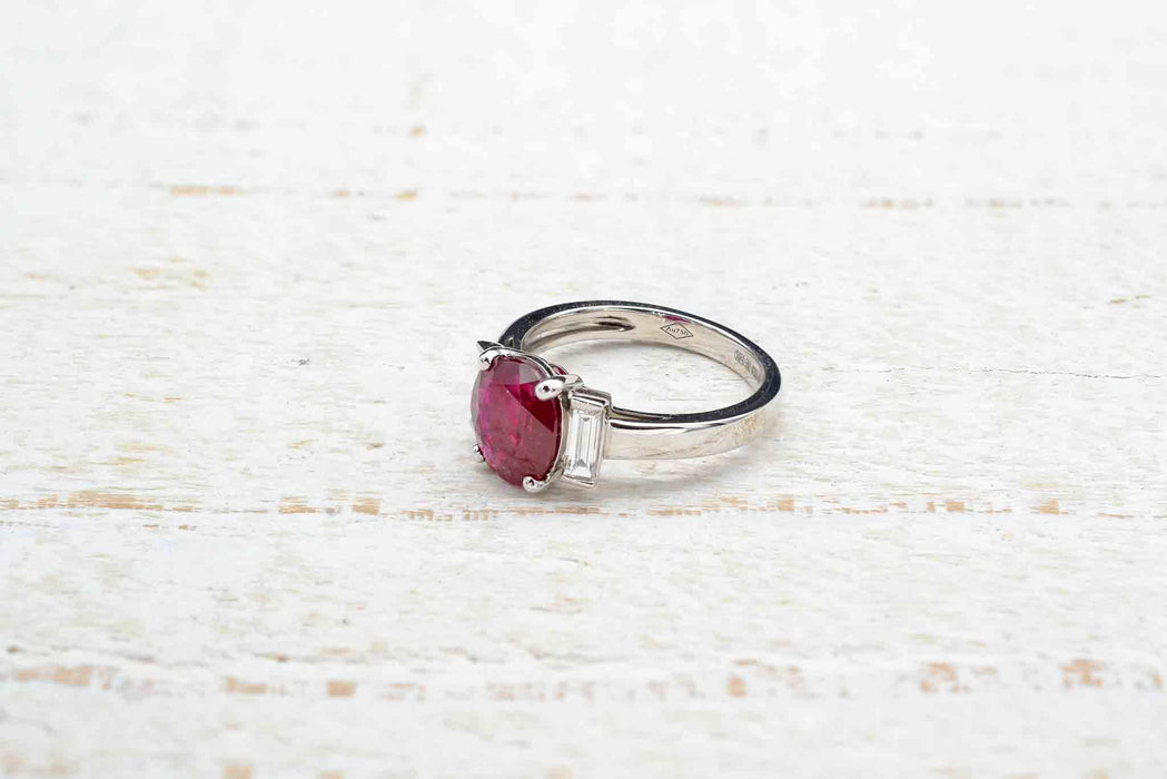 Jolie bague rubis et diamants en or blanc 18k