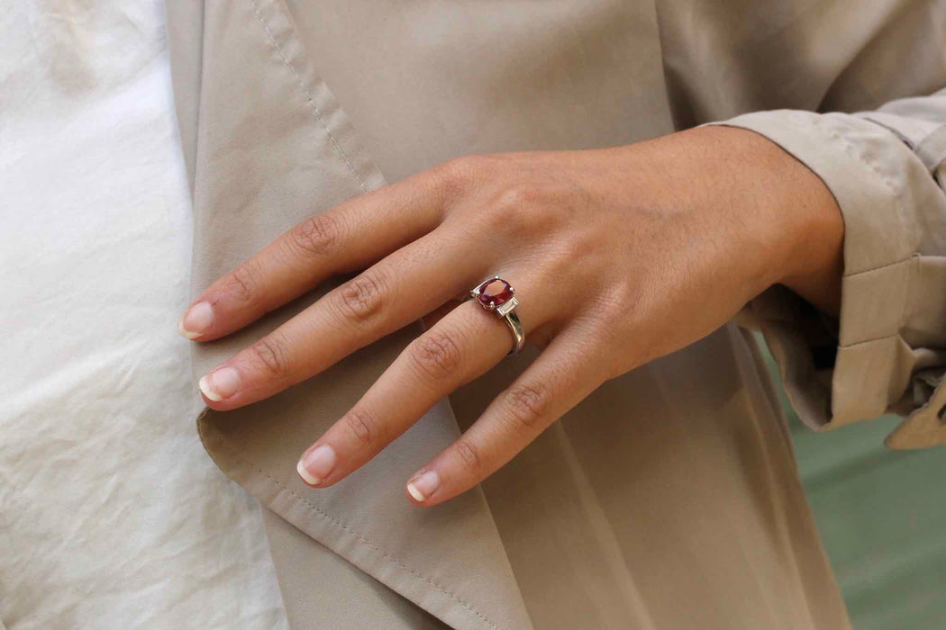 Jolie bague rubis et diamants en or blanc 18k